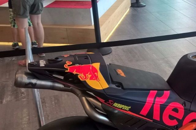 schnell mal am red bull ring vorbeigeschaut - die ktm motogp ist im shop ausgestellt - geiles gerät